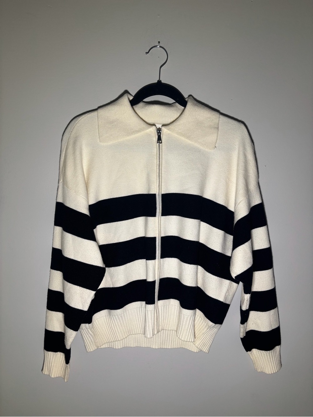 Cyrus Black & White Striped Quarter Zip Sweater Size Small